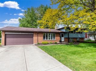 24 Glenbourne Ct, Williamsville, NY 14221