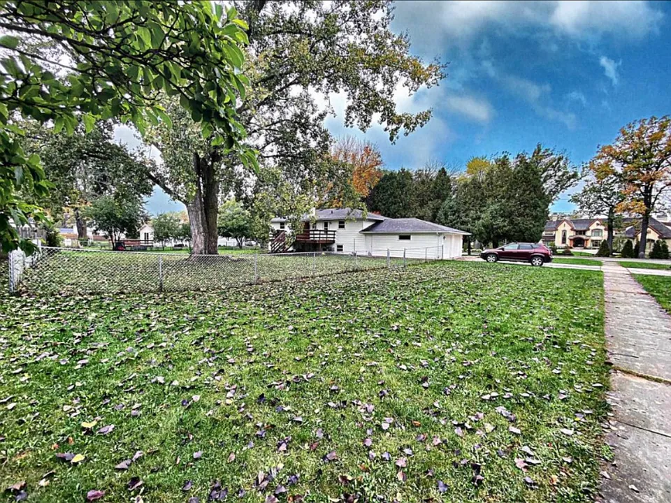 1325 Fox River Dr