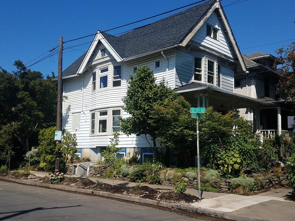 Exterior of Duplex at SE 14th and Alder St. Basement apartment B entry on SE 14th Ave.