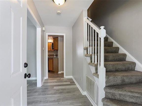 3rd image of 128 Gwynn Cir