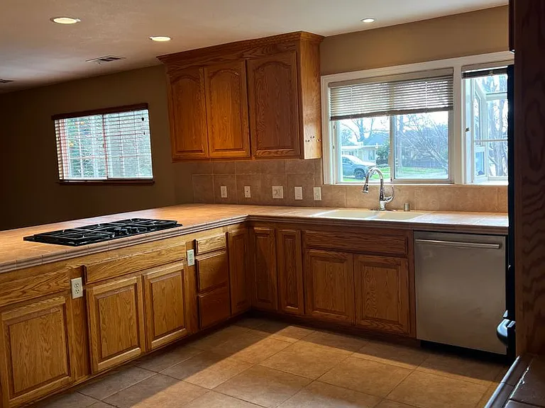 1620 Park Ave — Photo 5