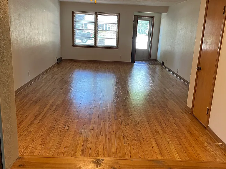 1615 Fairview Ct — Photo 2