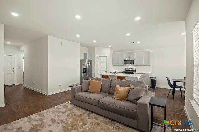 3 bed, 2.0 bath, 1428 sqft, $2,300 — Photo 3