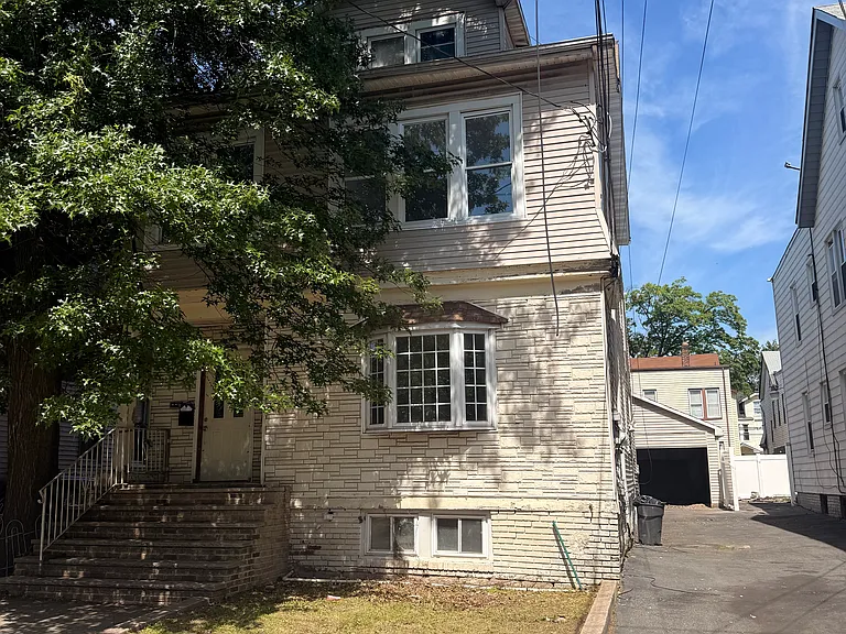381 Leslie St #1 — Photo 1