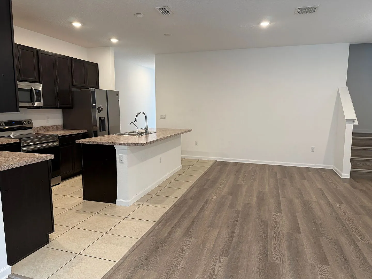 4 beds 2.5 baths single family — Photo 4