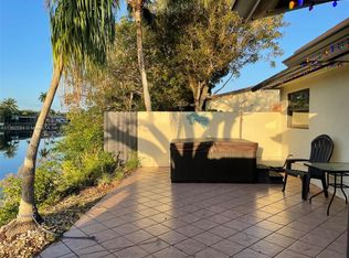 13852 Kendale Lakes Dr, Miami, FL 33183