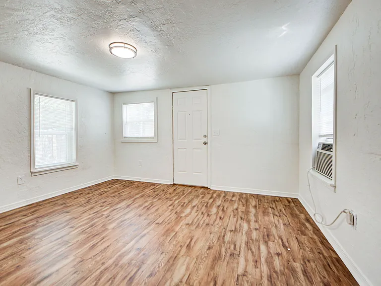204 S Stewart Ave — Photo 7