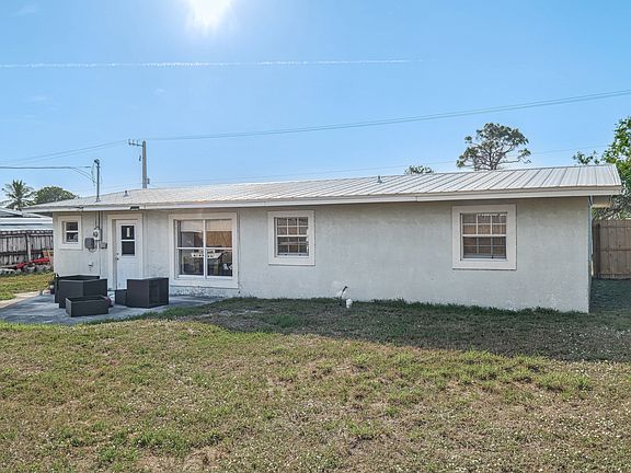 4th image of 2831 NE Savannah Rd