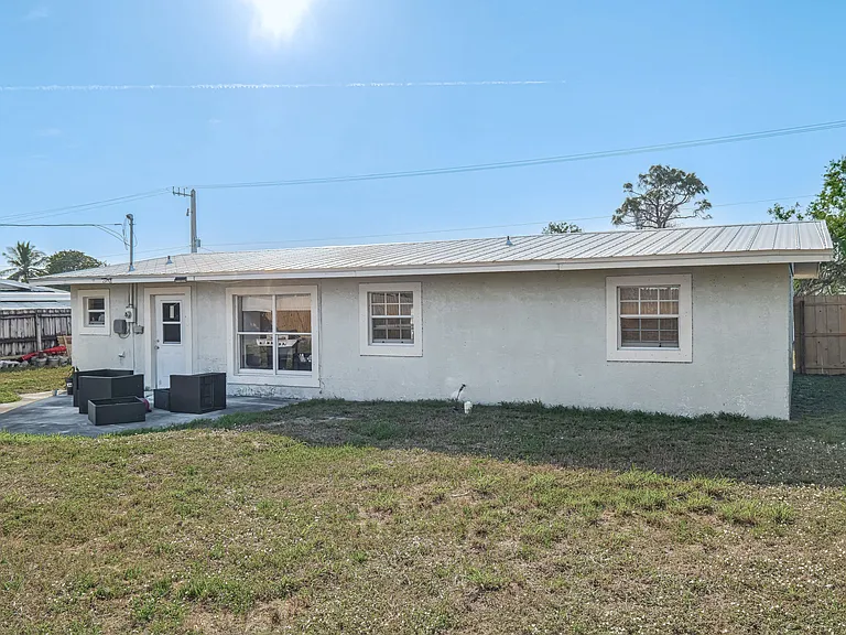 2831 NE Savannah Rd — Photo 4
