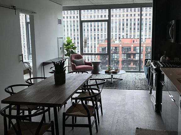 3rd image of 315 W Illinois St