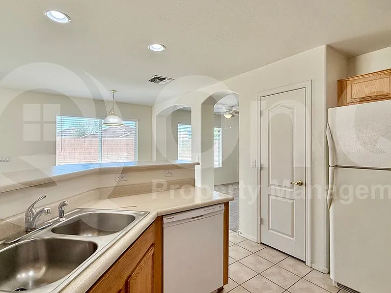 22932 W Morning Glory St — Photo 3