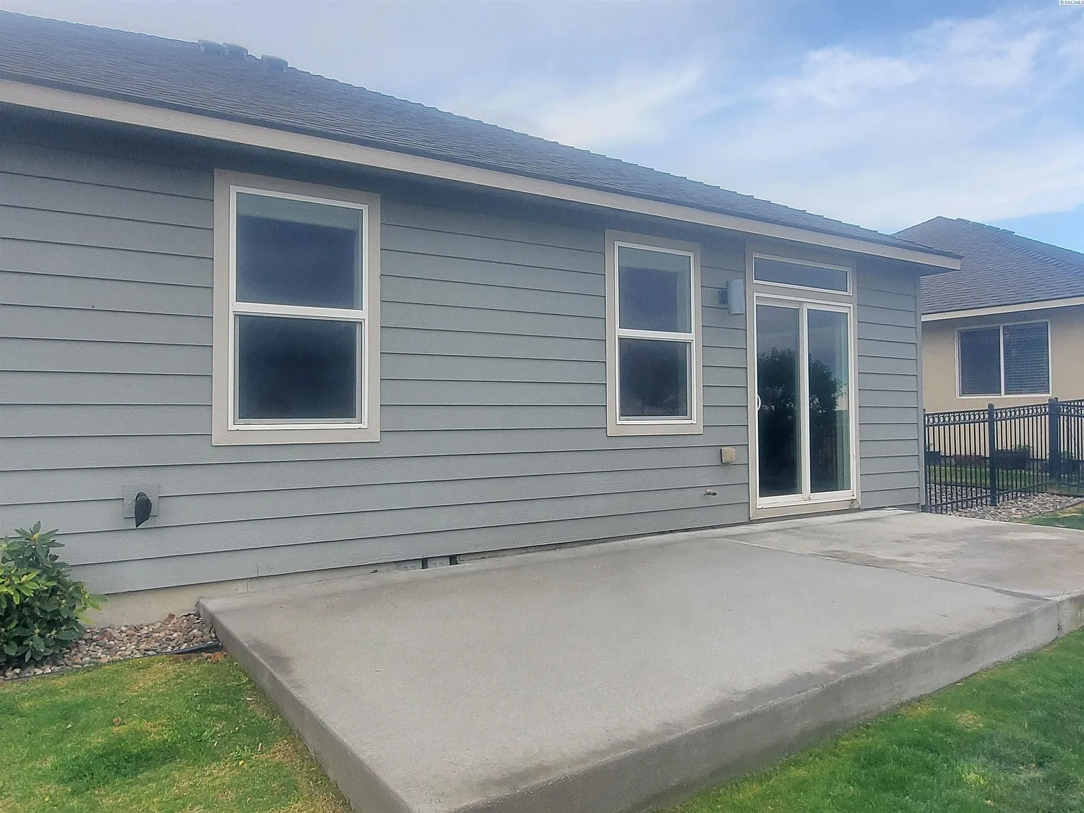 3 bed, 2.0 bath, 1560 sqft, $2,175 — Photo 3