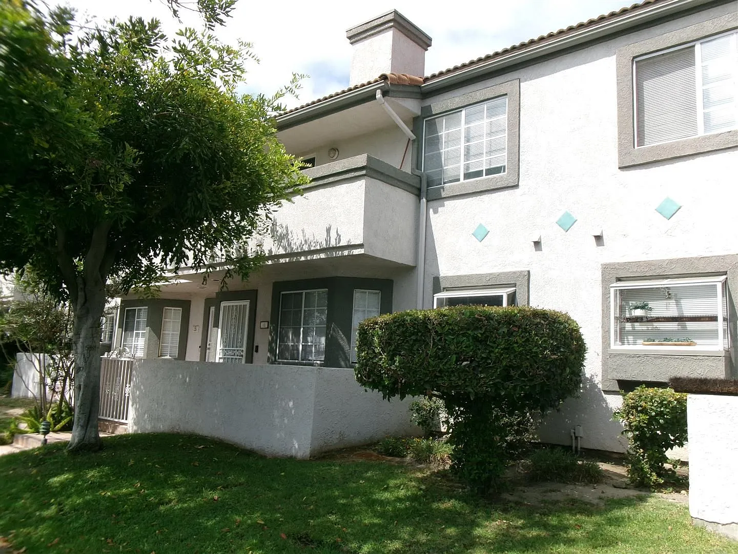 Charming 3-bedroom, 2 1/2-bath townhouse in Paramount - POOL — Photo 1