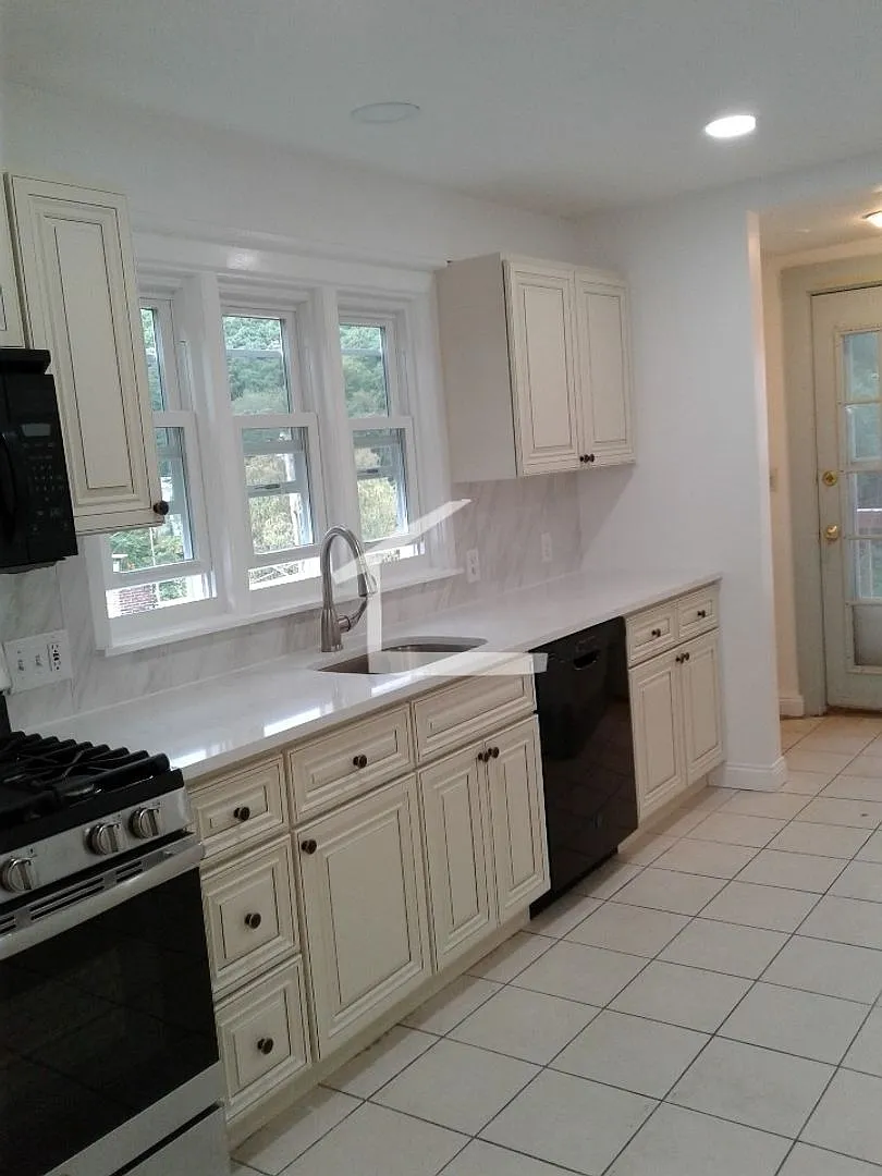 8 Bedroom!-No Broker Fee! — Photo 4