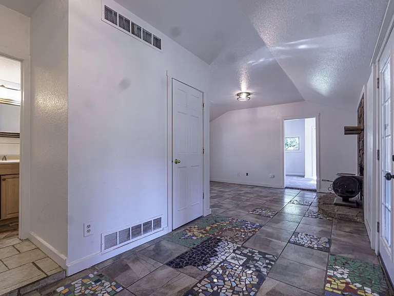 1021 W South Ave — Photo 8