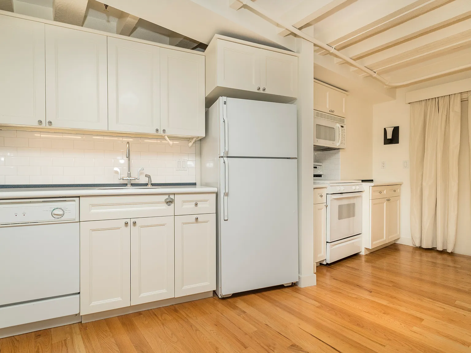 1 bed, 889 sqft, $3,300 — Photo 3