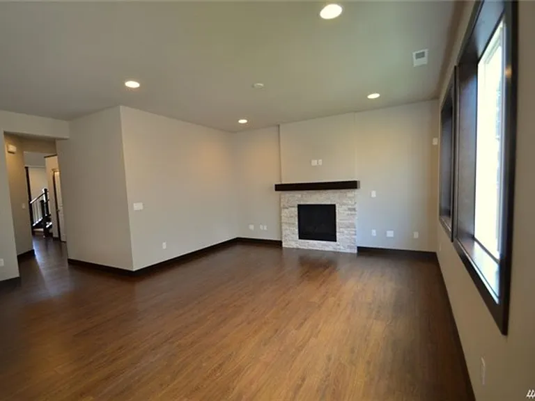 19414 Meridian Dr SE — Photo 4