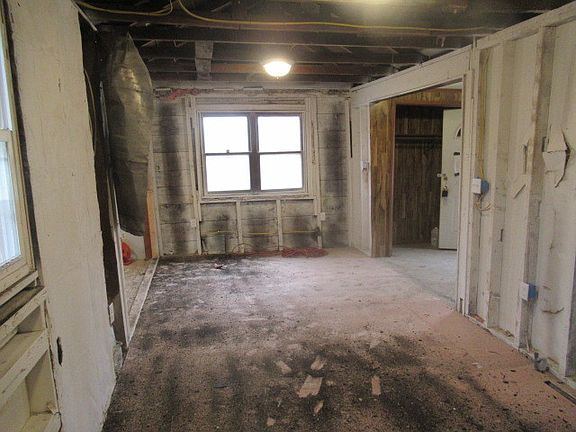 5th image of 113 N Spring St