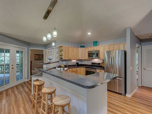 5th image of 11-3843 Pearl Ave