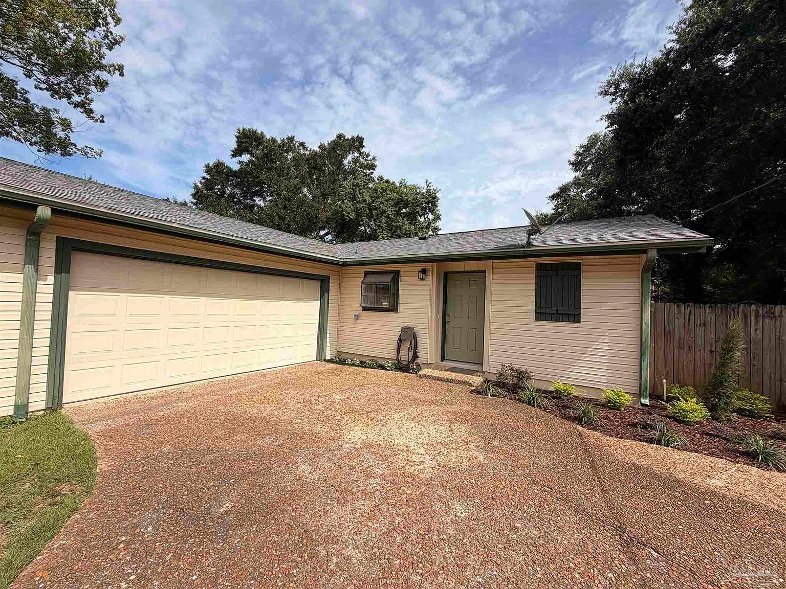 3 bed, 1388 sqft, $2,300 — Photo 2