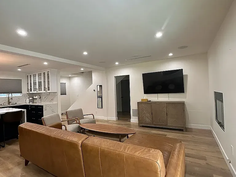 11545 Amestoy Ave — Photo 10