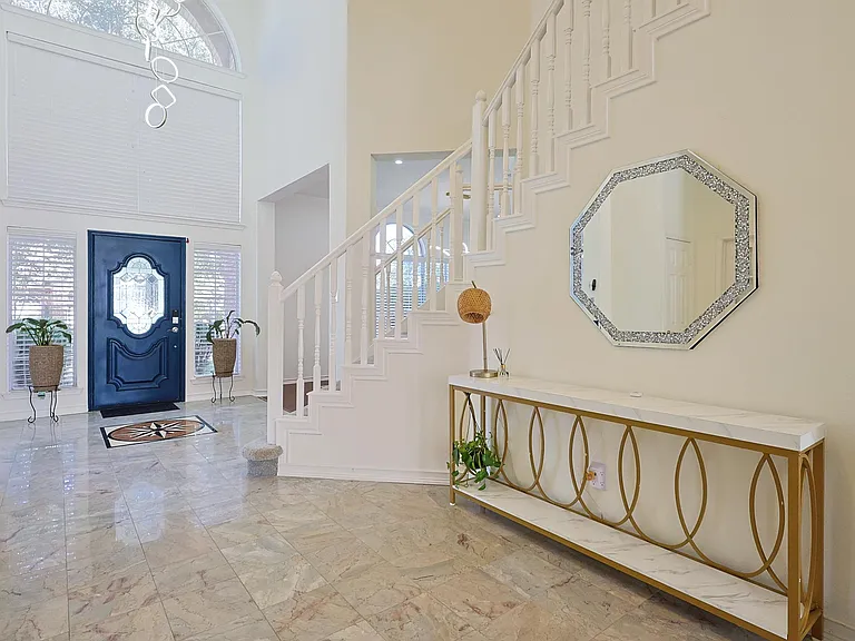 501 Halifax Ln — Photo 14
