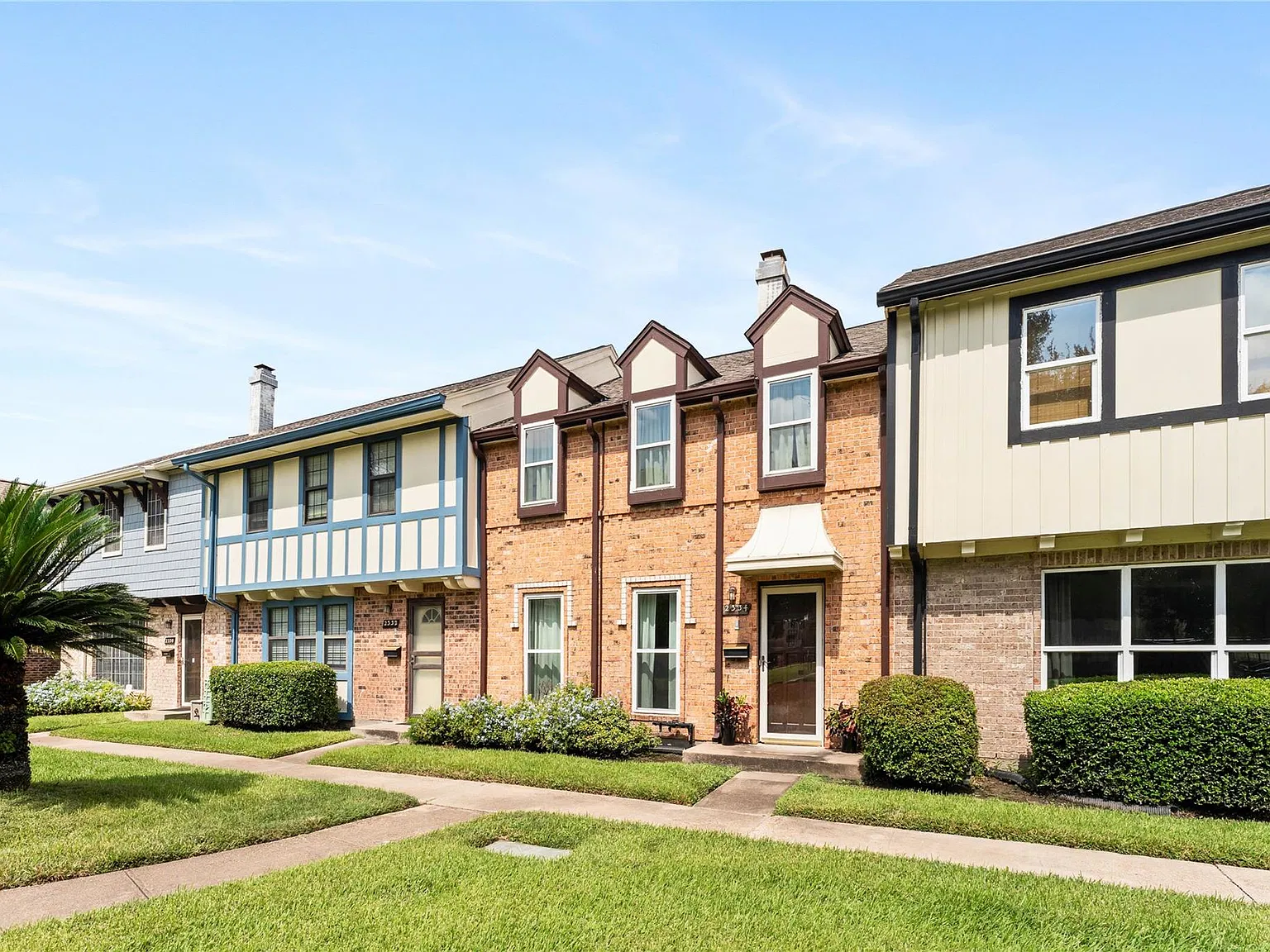 3 bed, 2.5 bath, 1716 sqft, $1,945 — Photo 3