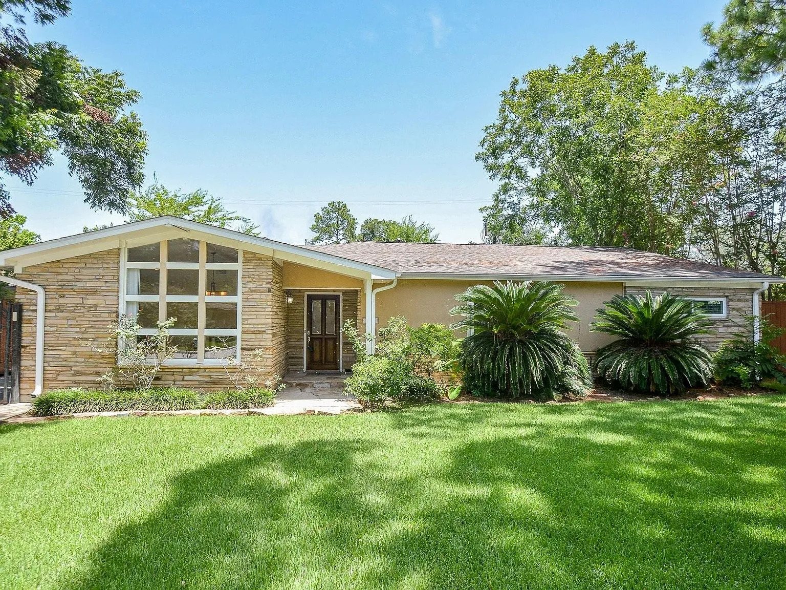 3 bed, 3.0 bath, 2095 sqft, $4,995 — Photo 2