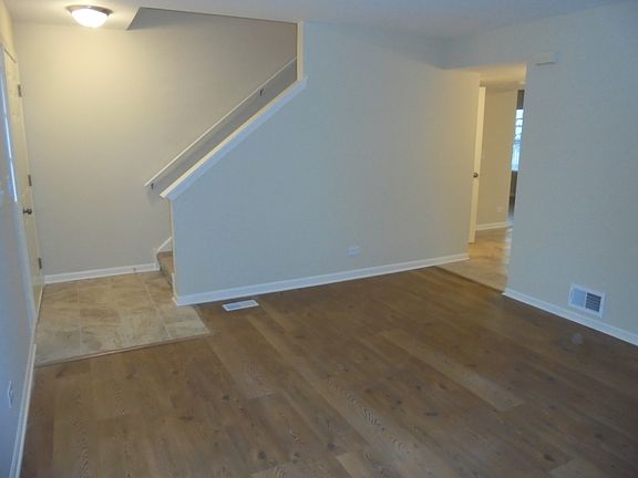 3rd image of 270 Bridlewood Cir