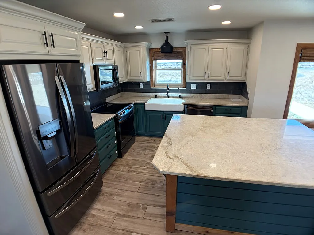3 bed, 2.0 bath, 1912 sqft, $2,900 — Photo 3