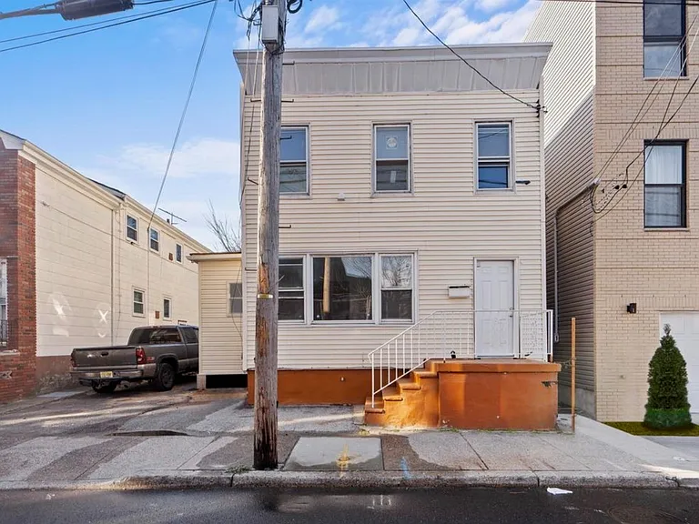 173-175 Lembeck Ave #2A — Photo 3