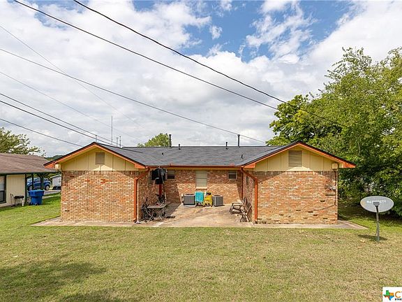 4th image of 804/806 Hackberry St