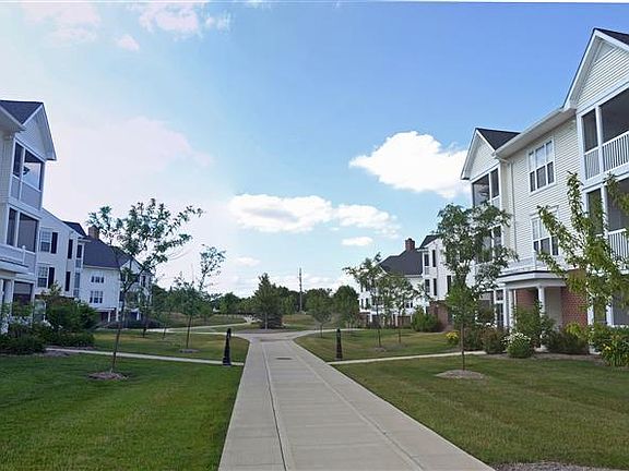 3rd image of 843 E Summerfield Gln