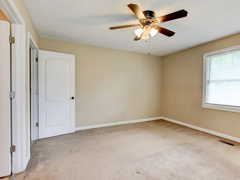 18 Hillsboro Rd — Photo 7
