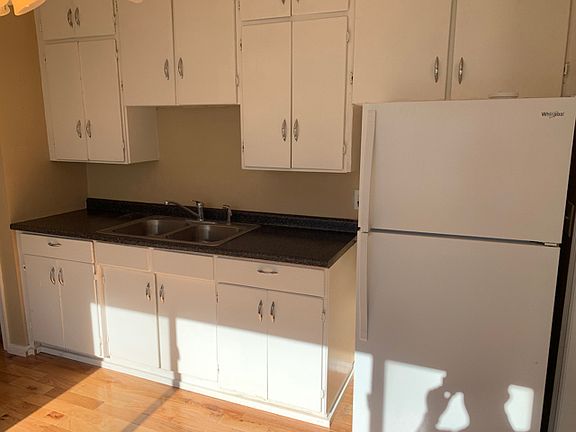 4th image of 106 Amsler St