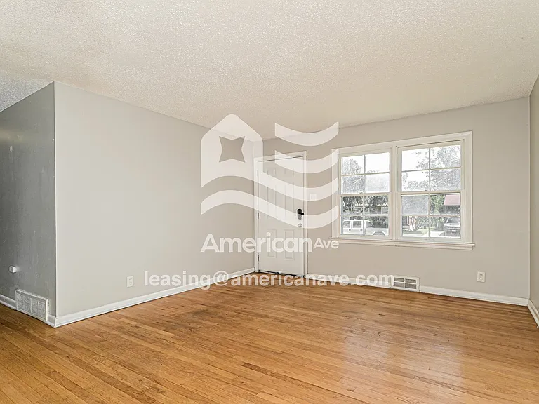 977570_004_living_room_5.jpg