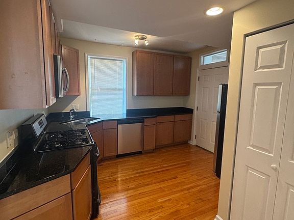 3rd image of 2553 W Ardmore Ave #2W