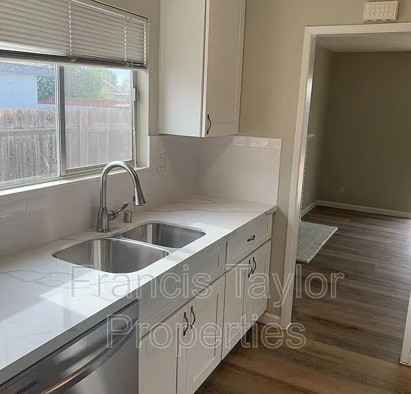 909 Daisy St — Photo 6