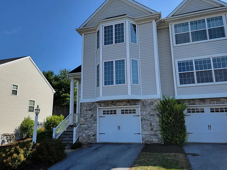 766 Oak Leaf Ln — Photo 1