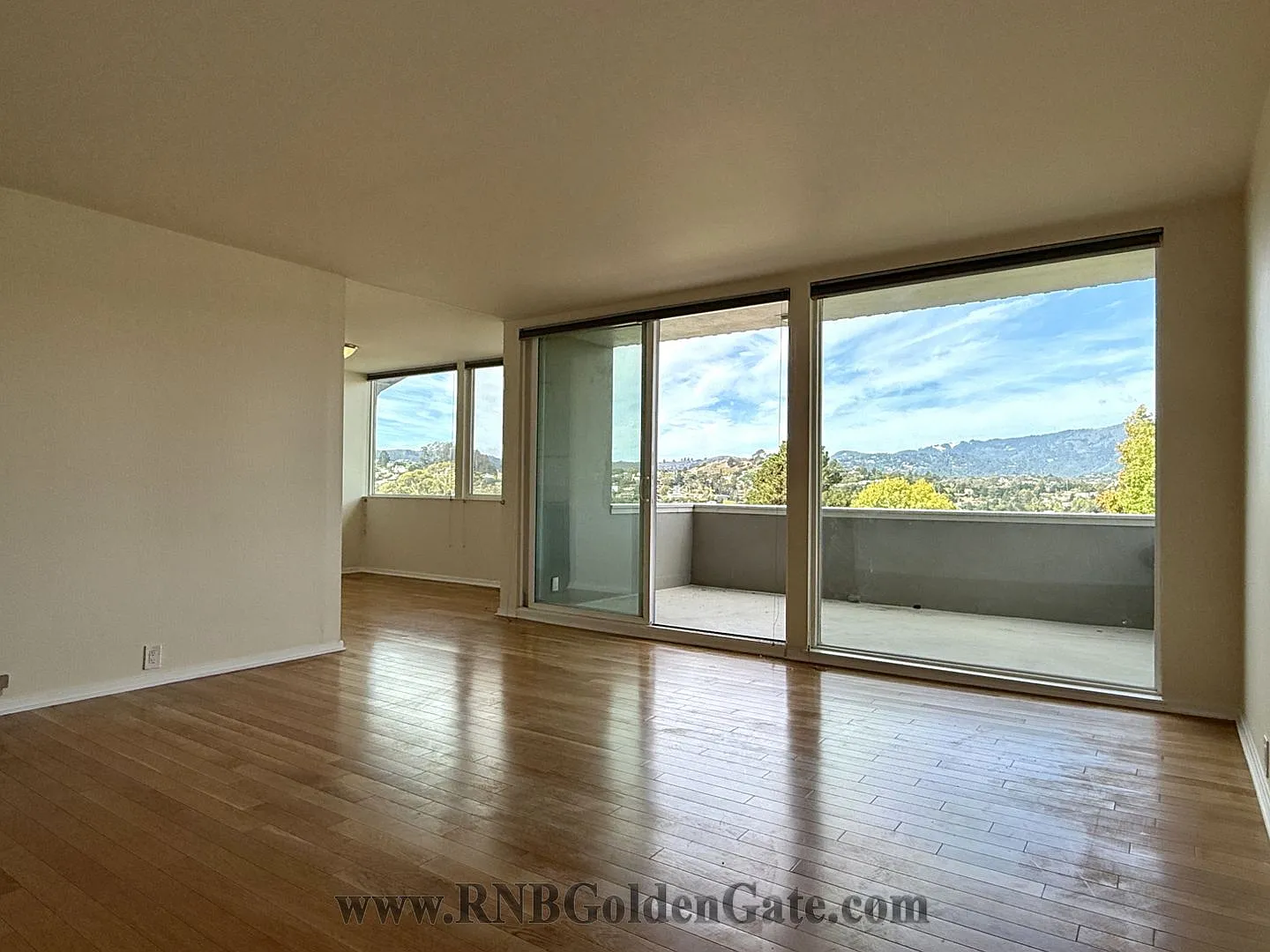3 bedroom, 2 bathroom top floor corner unit with amazing views for rent! — Photo 1
