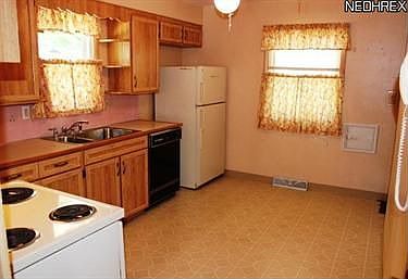 3rd image of 3201 Twin Circle Dr