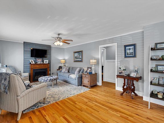 3rd image of 213 Courtney Cir