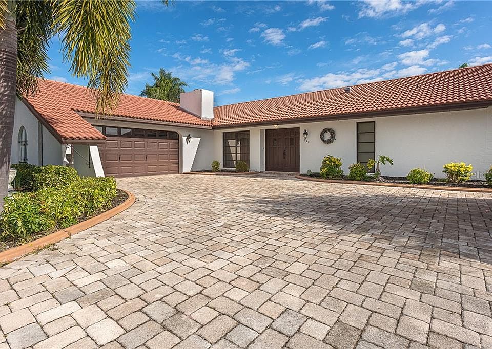 1st image of 329 Oakwood Cir