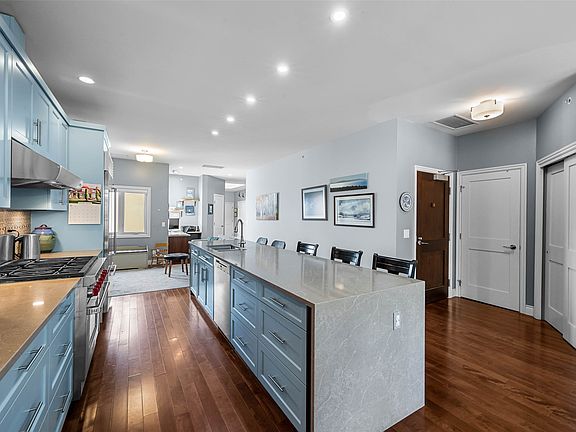 5th image of 370 Battle St W #401