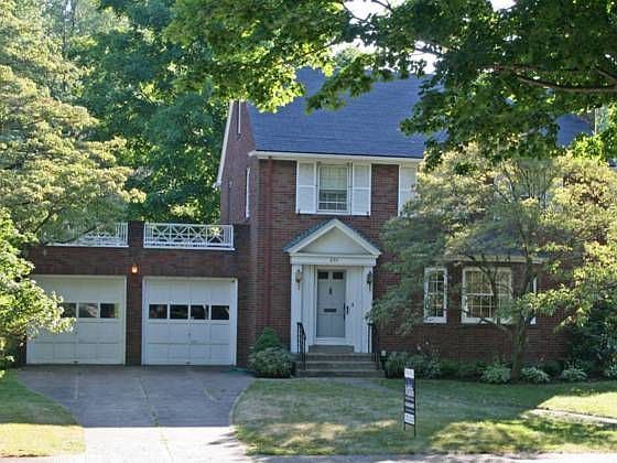 1st image of 220 Cherokee Dr