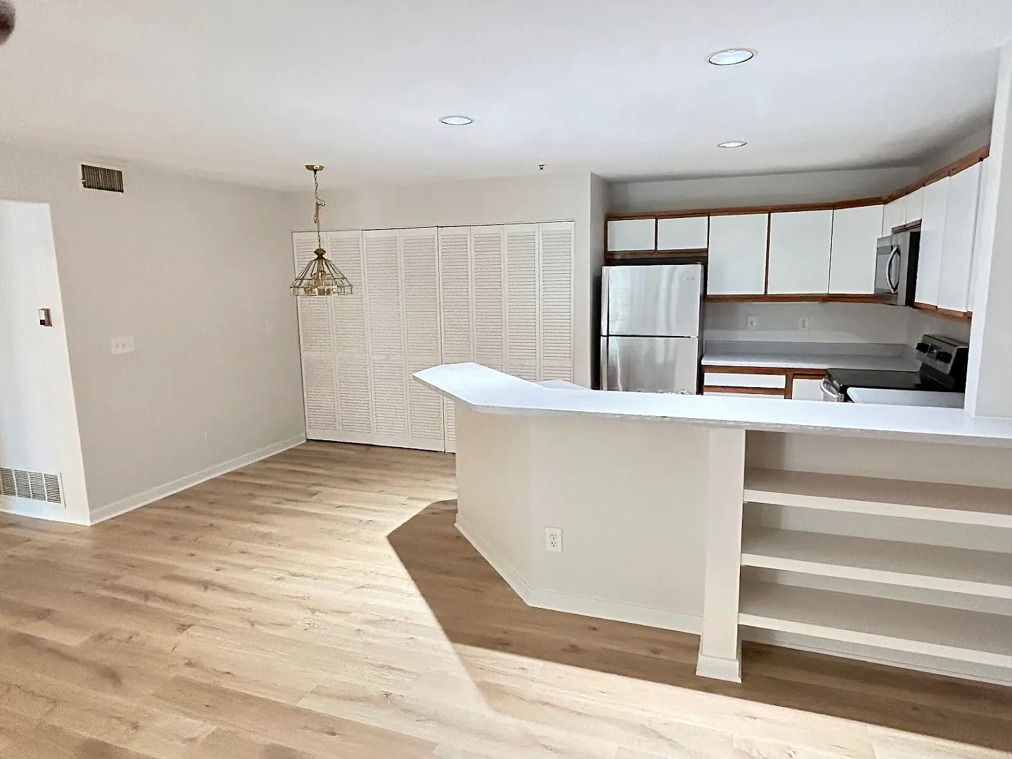 2 bed, 980 sqft, $2,100 — Photo 2