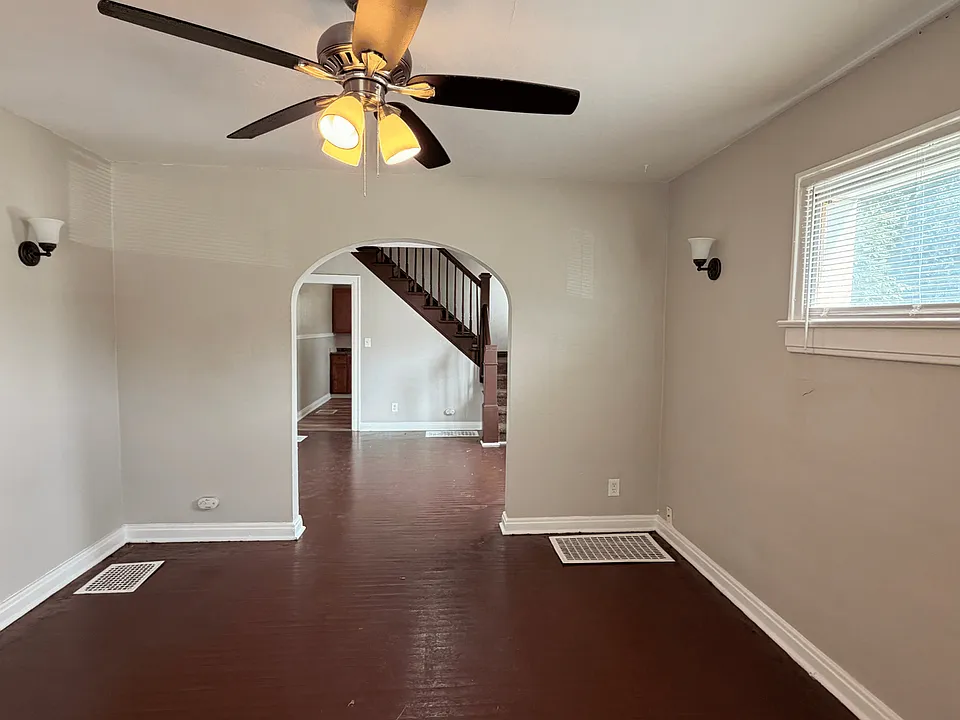 901 N Bradley Ave