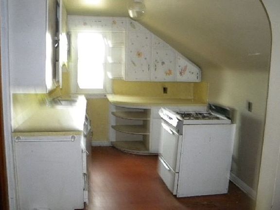 4th image of 2522 Ave A