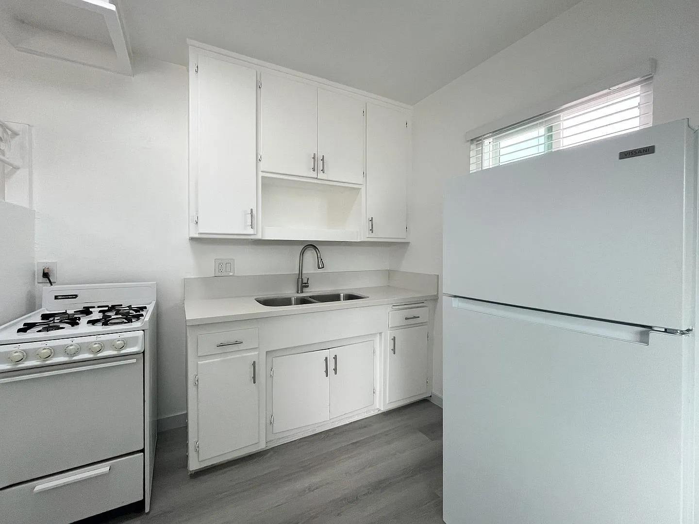12312 Manor Dr — Photo 1