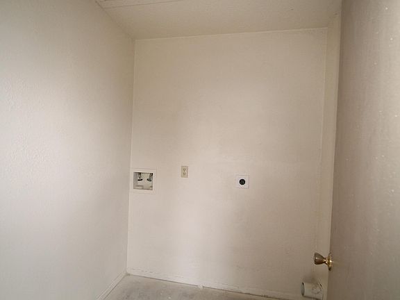 3rd image of 1604 Cedarhill Dr APT D